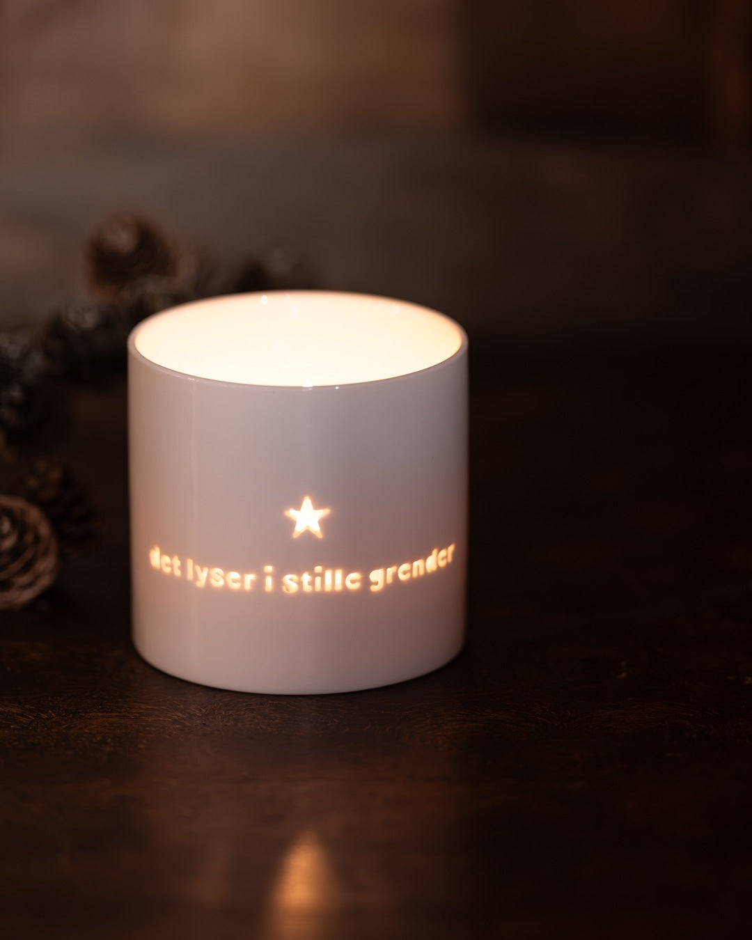 sögne white t-light holder medium "det lyser i stille grender"